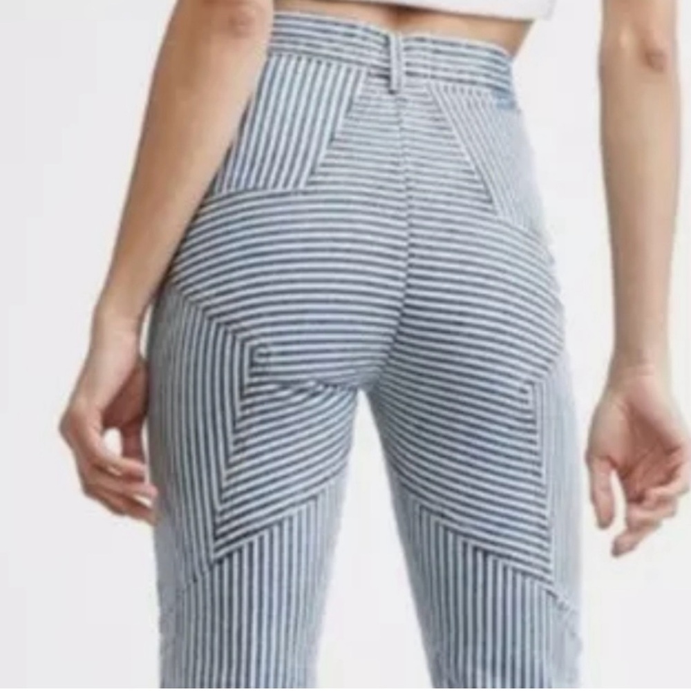 Revice Denim STAR size 27 Railroad Stripe Venus Flare
Jeans Light Wash Star Back